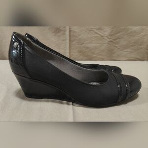 Women's Life Stride Juliana Black Patent Wedge Heels Pumps, Size 7